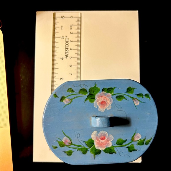 Small Wooden Box with Painted Rose Malling Design - Picture 7 of 8